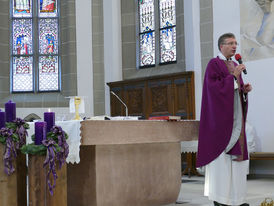 Bischof Dr. Michael Gerber besucht St. Crescentius (Foto: Karl-Franz Thiede)